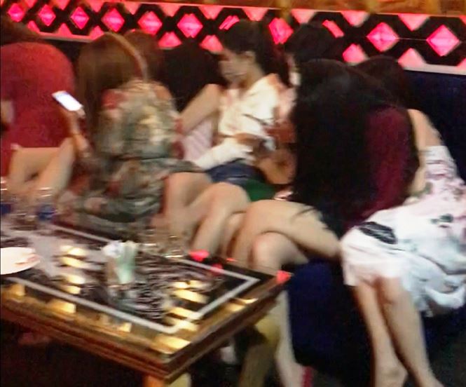 Hàng chục tiếp viên múa khiêu dâm trong nhà hàng trung tâm Sài Gòn